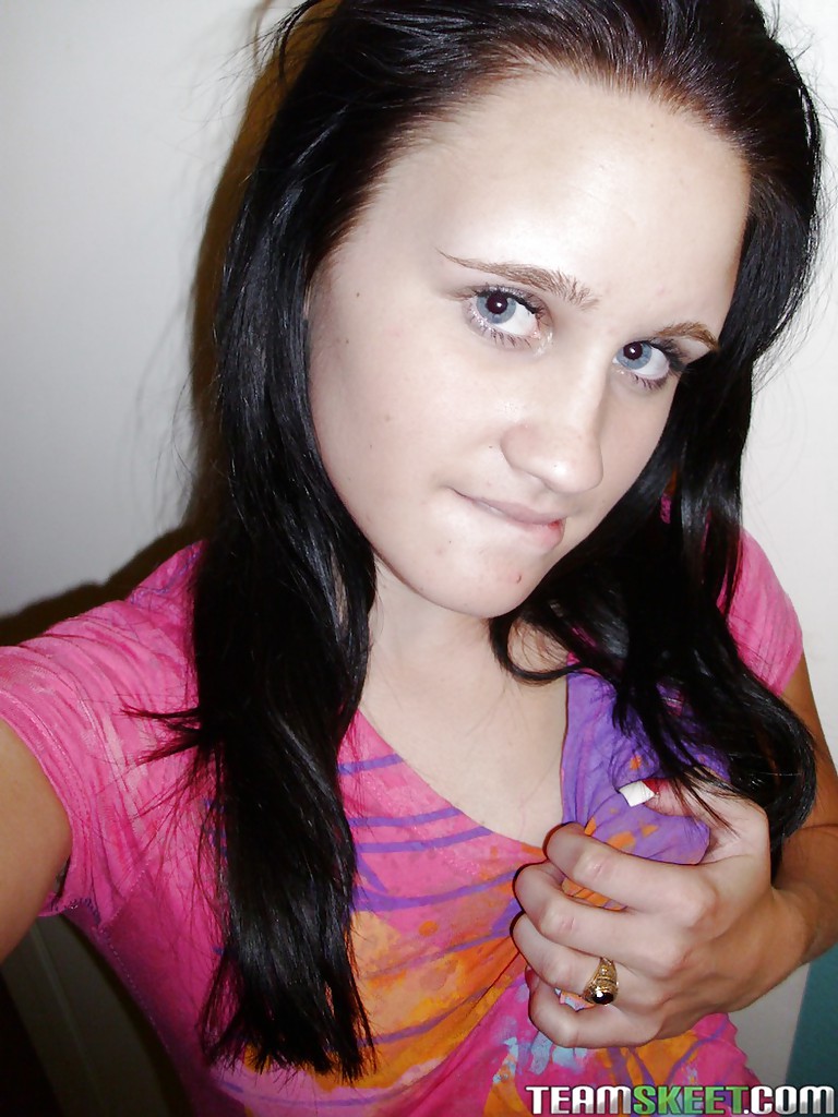 Девятнадцатилетняя молодка дома запечатлевает на камеру сиськи 10 фотография