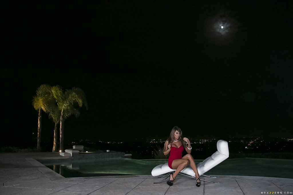 Ночью на шезлонге чика светит голыми титьками 5 фотография