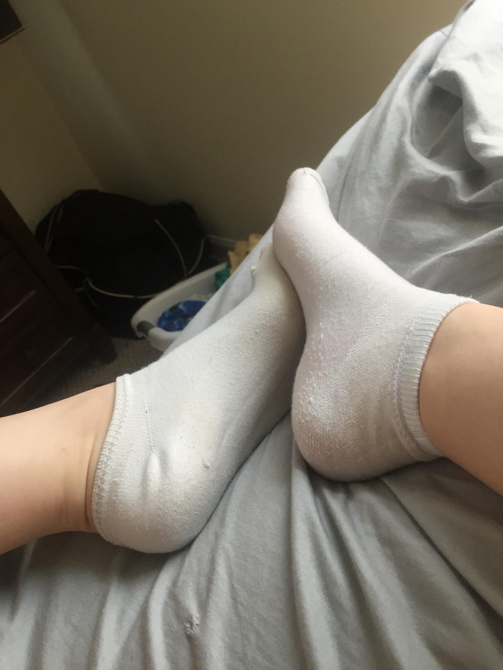 Молодые пошлячки хвастаются красивыми ножками в носках 6 фотография