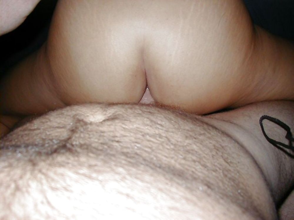 Загорелая девушка дома теребит влажную вагину пальчиками 16 фотография