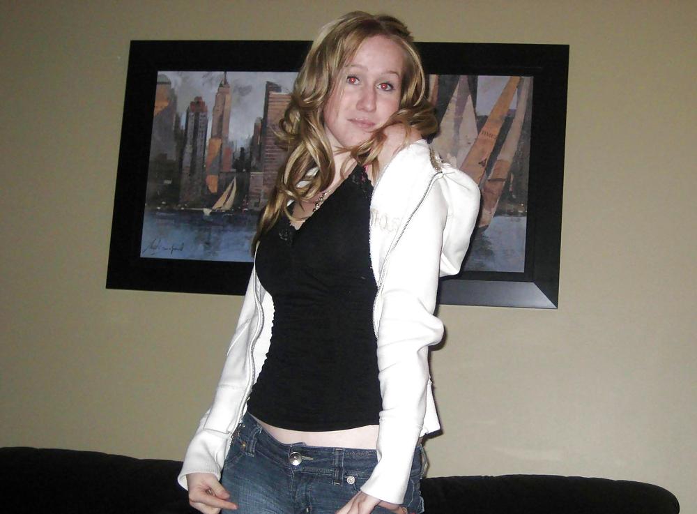 Конопатая красотка работает сразу с двумя членами лежа на спине 20 фотография