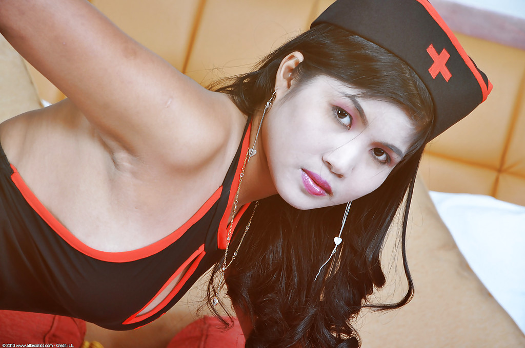 Азиатская медсестра дома позирует в сексуальной униформе 1 фотография