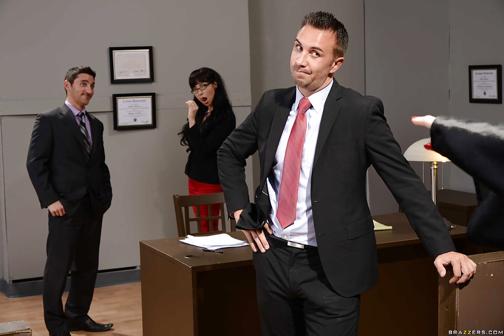 В зале суда прокурор трахает в киску сисястую адвоката 2 фотография