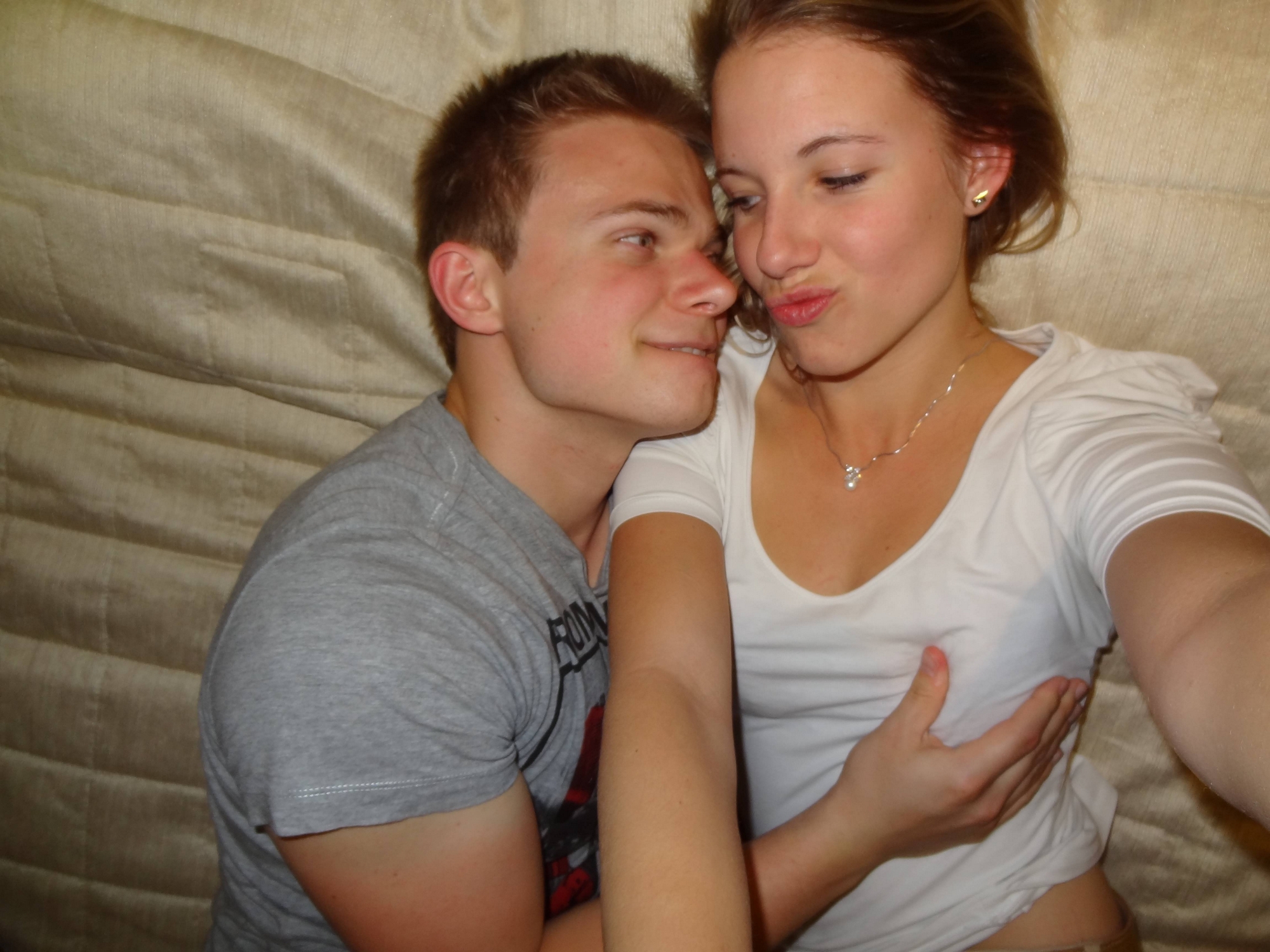 Загорелая молодуха оголила титьки на морском побережье 7 фотография