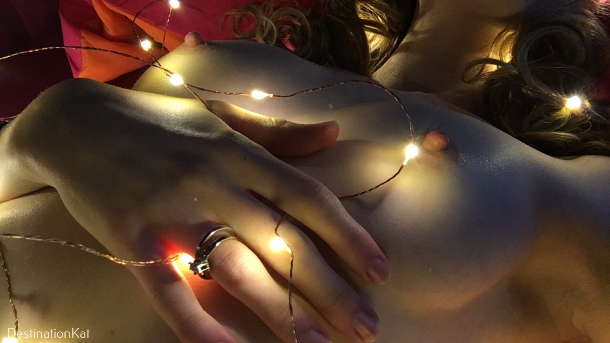 Совершеннолетняя блогерша раздевается до нижнего белья 15 фотография